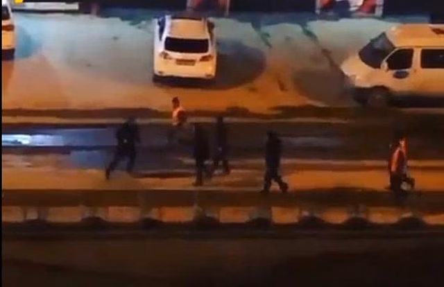 Толпа избила  рабочих из-за плохих дорог в Новосибирске