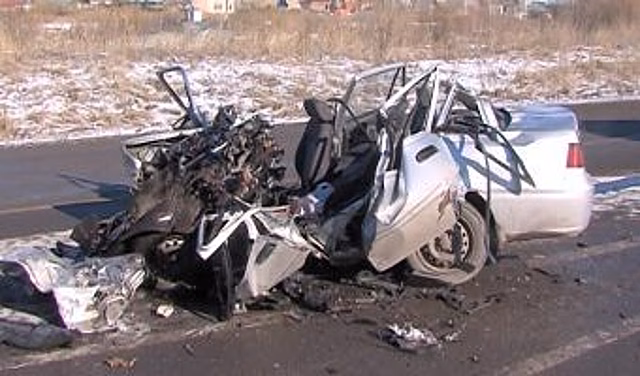 В страшном ДТП с грузовиком под Тюменью погибли два человека