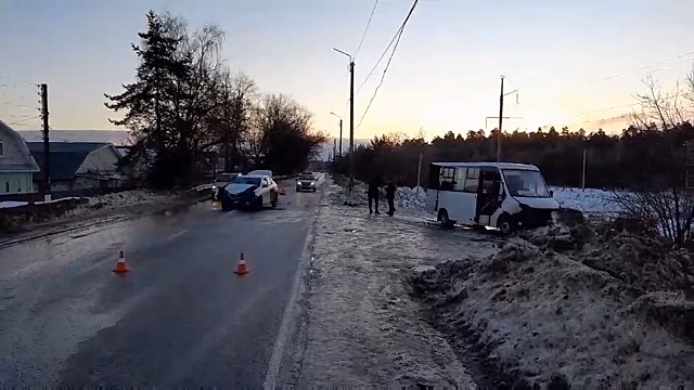 Три человека получили травмы в столкновении автобуса и такси на Бору
