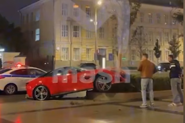 В Москве три человека пострадали в ДТП с Ferrari Portofino