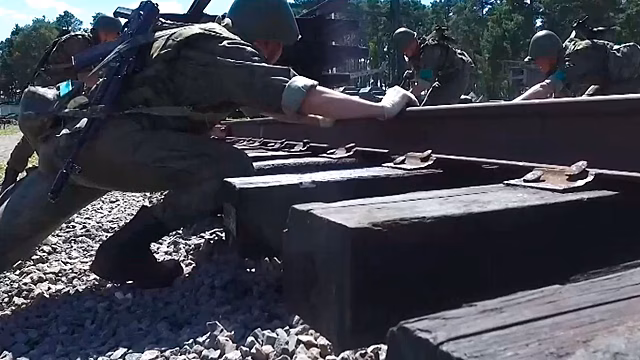 Дизель-молот - мощь: в Подмосковье прошел конкурс по полевой выучке на лучшего специалиста Железнодорожных войск