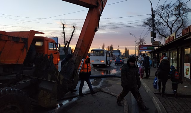 В Воронеже на улице Димитрова вновь обрушился старый канализационный коллектор