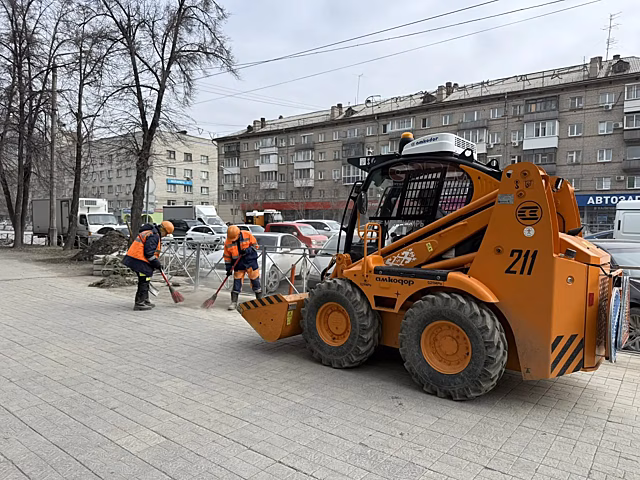 В Калининском районе Новосибирска  взялись за уборку тротуаров и ограждений