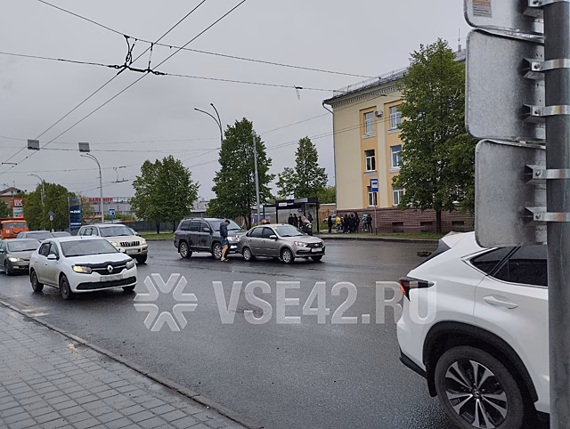 Машины столкнулись на самом загруженном кемеровском перекрестке