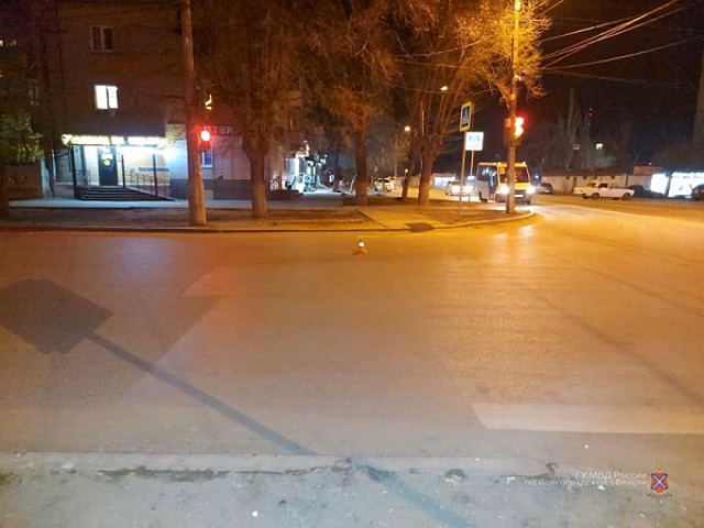 В Волгограде водитель сбил девушку на переходе и скрылся с места ДТП