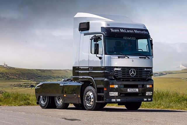 Доминик Ньюби отреставрировал Mercedes-Benz Actros, возивший болиды Формулы-1