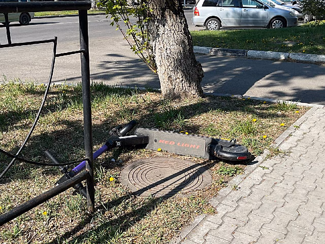 «Тротуары – для пешеходов»: жителей Благовещенска возмутили разбросанные по городу самокаты