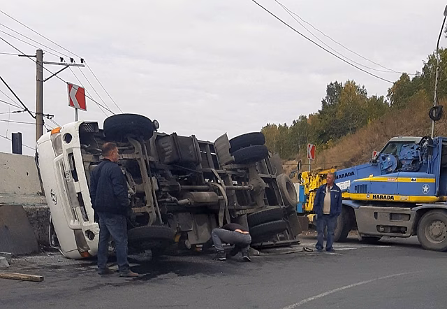 В Новосибирске на Большевистской перевернулся грузовик