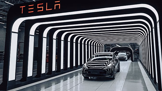 Концерн Tesla начинает поставки Model Y немецкого производства