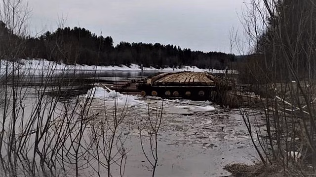 Для доступа в посёлок Суборь организовали лодочную переправу
