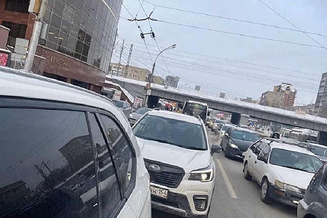 Иностранная фура оборвала провода троллейбусов и заблокировала проезд по Красному проспекту