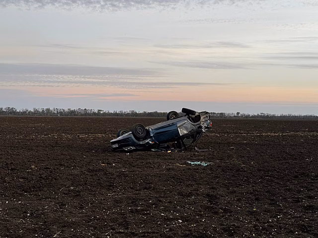 Пожилой водитель отечественной легковушки превысил скорость и погиб в аварии на Кубани
