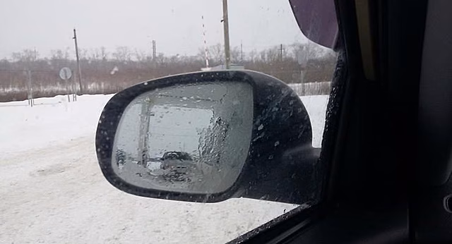 3 способа сделать так, чтобы зимняя слякоть не пачкала боковые зеркала авто