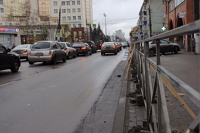 В центре Курска устанавливают дорожное ограждение