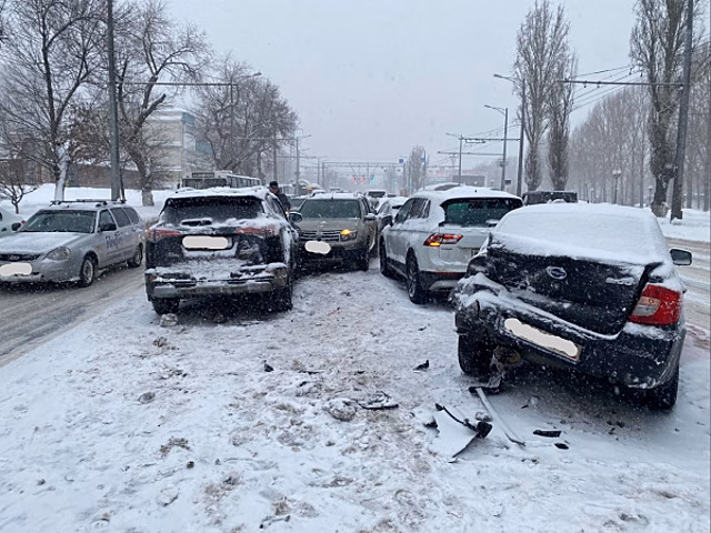 В Самаре на Московском шоссе 3 февраля столкнулись 6 автомобилей