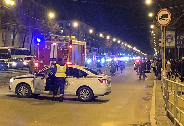 В Екатеринбурге иномарка влетела в остановку с людьми: два человека погибли