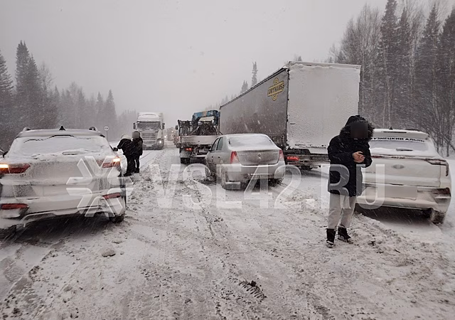 Пробка длиной в 20 километров возникла между Кемеровом и Мариинском из-за ДТП