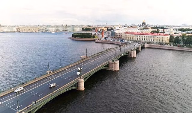 Строительно-монтажные работы на Биржевом мосту в центре Петербурга завершены