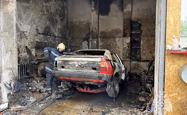 В Курске сгорели автомобиль и оборудование в гараже