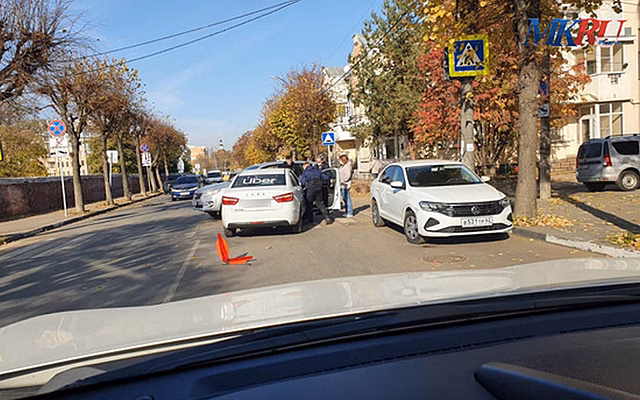 В центре Рязани в ДТП попал автомобиль такси