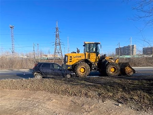 В Тольятти автомобилистка врезалась в погрузчик
