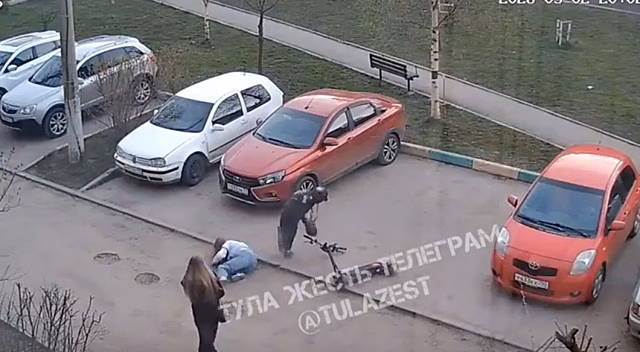 На Калинина в Пролетарском районе электросамокатчик сбил девушку и скрылся