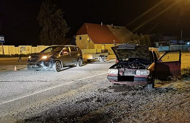 В Талпаках внедорожник не уступил дорогу легковушке и врезался в неё, пострадали два человека