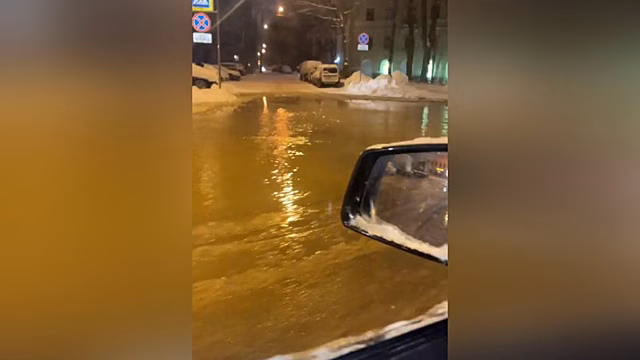 Прорыв трубы с кипятком зафиксировали в двух местах на Ленинском проспекте в Петербурге