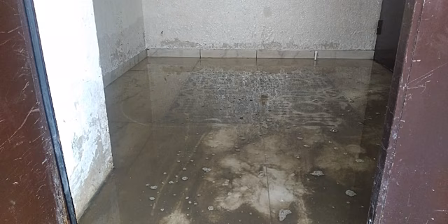 В новостройке Саратова талым снегом затопило подъезд