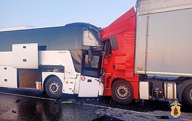 Число пострадавших при опрокидывании автобуса в Кемеровской области выросло до 10