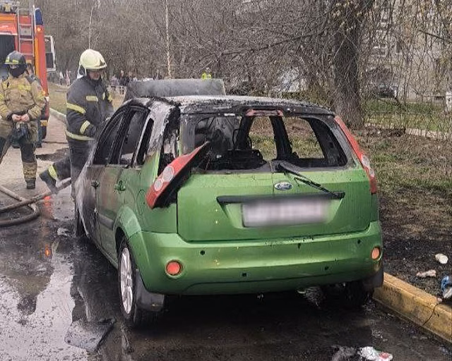 Автомобиль загорелся на улице Даргомыжского в Нижнем Новгороде