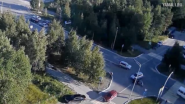 В Ноябрьске мотоциклист влетел в машину. ВИДЕО