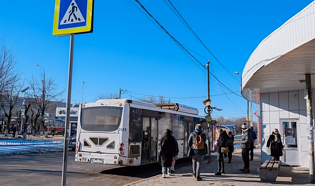 На остановке в Волжском из автобуса выпала женщина