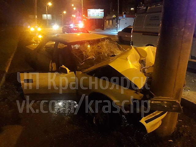 Иномарка на полном ходу влетела в фонарный столб в Красноярске. Фото