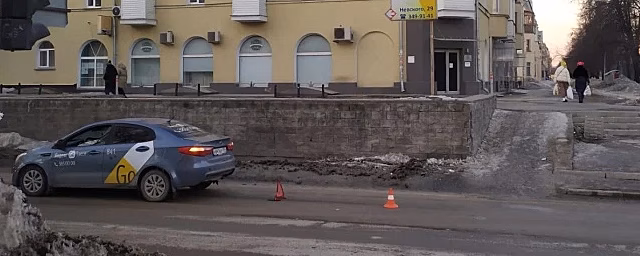 В Новосибирске такси сбило перебегавшего дорогу 10-летнего мальчик