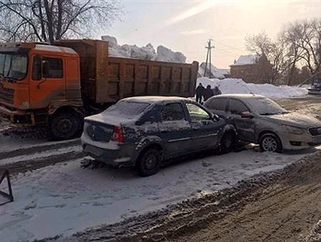Грузовик и две легковушки столкнулись в Самаре из-за снегопада