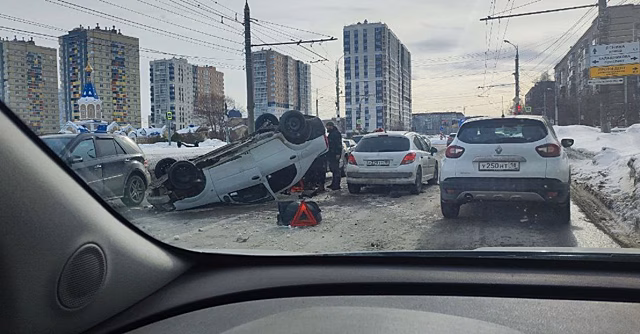 В Ижевске автомобиль налетел на лежащий у дороги сугроб и перевернулся