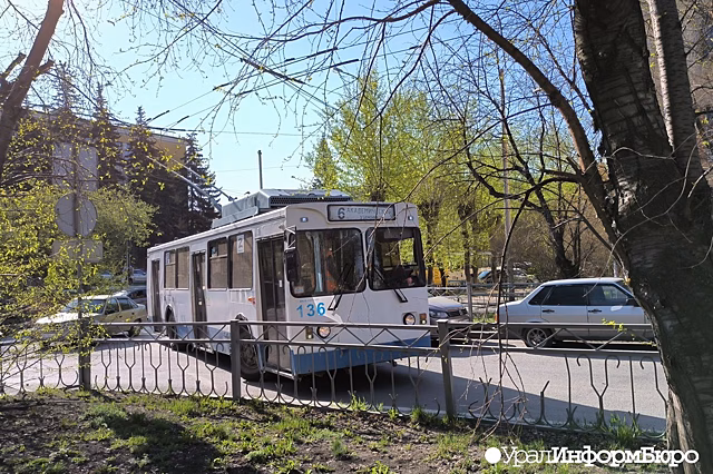 Припаркованный автомобиль заблокировал движение троллейбусов во Втузгородке