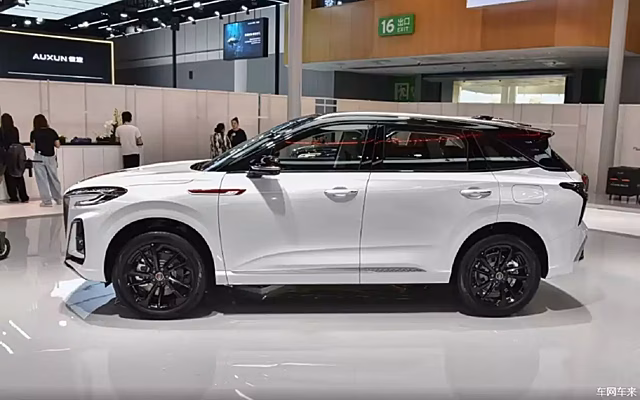 Hongqi представил в КНР обновленный кроссовер HS3 PHEV