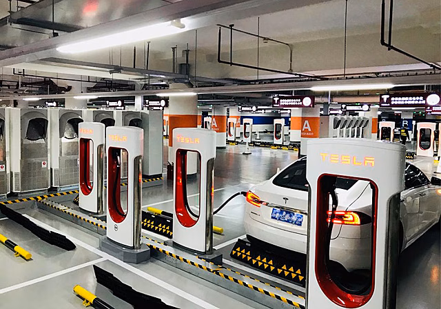 Tesla открыла самый большой зарядочный комплекс в мире