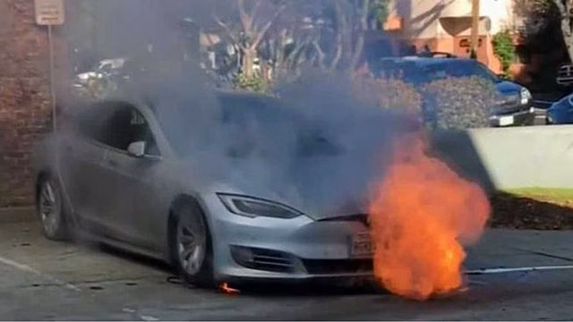 Электромобиль Tesla Model 3 взорвался прямо на парковке