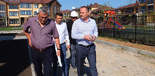 Глава Красногорска Алексей Спасский посетил стройплощадку детсада в Ангелово