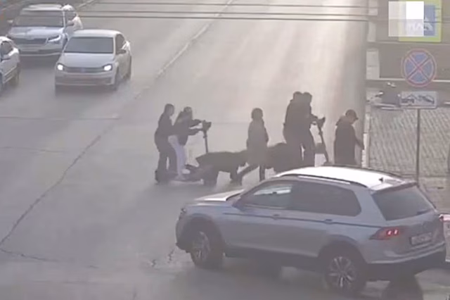 В Екатеринбурге наказали школьниц, сбивших на самокате женщину с младенцем