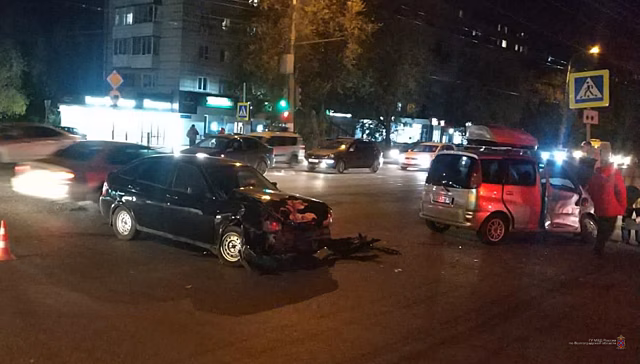 На севере Волгограда в ДТП на опасном перекрестке пострадала 44-летняя женщина