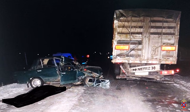 Под Волгоградом пассажир ВАЗа погиб после аварии со стоящим грузовиком