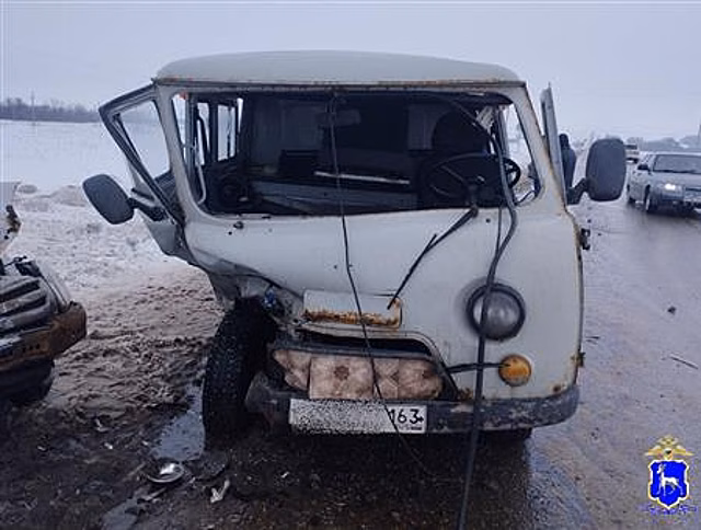 В Кинельском районе Niva протаранила "буханку", пострадала женщина