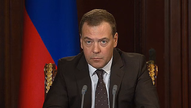 Медведев поручил Минсельхозу разобраться с ценами на удобрения