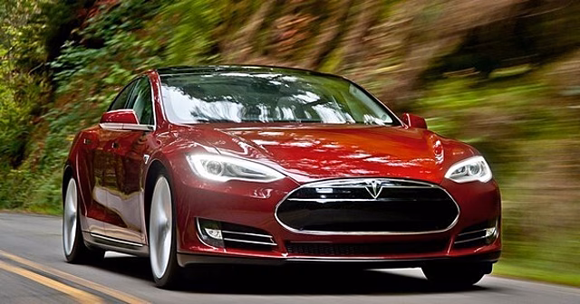 Электромобили Tesla начали тормозить среди дороги без причины