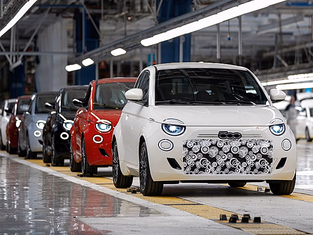 Новый бензиновый Fiat 500 показался на первых фотографиях: много «лошадок» не ждите