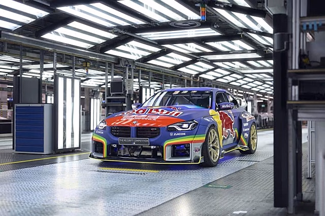 Пилот Red Bull Driftbrothers устроил дрифт внутри завода BMW